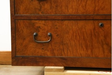 和製アンティーク　最高級!!　指物工芸家具　漆塗り　総楠(クス)材　前面玉杢　黒柿縁がアクセントの衣装箪笥　(R-071130)