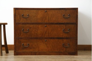 和製アンティーク　最高級!!　指物工芸家具　漆塗り　総楠(クス)材　前面玉杢　内部楠材　黒柿縁がアクセントの時代箪笥　(R-071131)