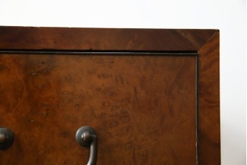 和製アンティーク　最高級!!　指物工芸家具　漆塗り　総楠(クス)材　前面玉杢　内部楠材　黒柿縁がアクセントの時代箪笥　(R-071131)