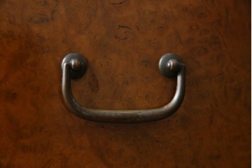 和製アンティーク　最高級!!　指物工芸家具　漆塗り　総楠(クス)材　前面玉杢　内部楠材　黒柿縁がアクセントの時代箪笥　(R-071131)