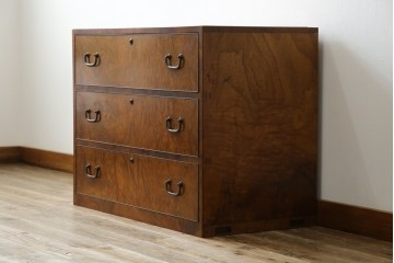 和製アンティーク　最高級!!　指物工芸家具　漆塗り　総楠(クス)材　前面玉杢　内部楠材　黒柿縁がアクセントの時代箪笥　(R-071131)