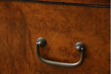 和製アンティーク　最高級!!　指物工芸家具　漆塗り　総楠(クス)材　前面玉杢　内部楠材　黒柿縁がアクセントの時代箪笥　(R-071131)