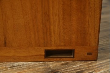 和製アンティーク　最高級!!　指物工芸家具　漆塗り　総楠(クス)材　前面玉杢　内部楠材　黒柿縁がアクセントの時代箪笥　(R-071131)