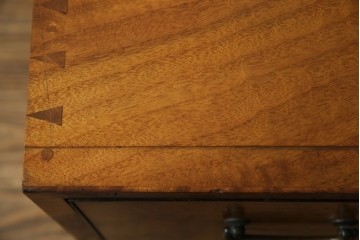 和製アンティーク　最高級!!　指物工芸家具　漆塗り　総楠(クス)材　前面玉杢　内部楠材　黒柿縁がアクセントの時代箪笥　(R-071131)