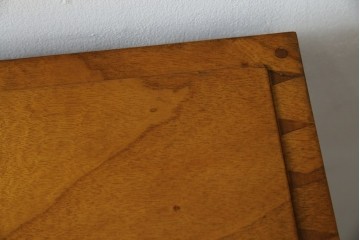 和製アンティーク　最高級!!　指物工芸家具　漆塗り　総楠(クス)材　前面玉杢　内部楠材　黒柿縁がアクセントの時代箪笥　(R-071131)