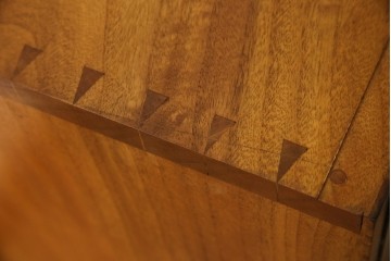 和製アンティーク　最高級!!　指物工芸家具　漆塗り　総楠(クス)材　前面玉杢　内部楠材　黒柿縁がアクセントの時代箪笥　(R-071131)