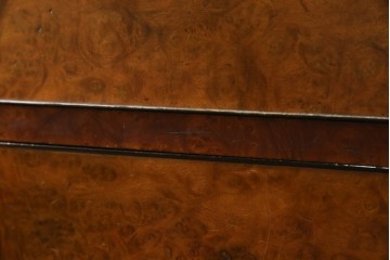 和製アンティーク　最高級!!　指物工芸家具　漆塗り　総楠(クス)材　前面玉杢　内部楠材　黒柿縁がアクセントの時代箪笥　(R-071131)