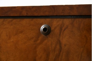 和製アンティーク　最高級!!　指物工芸家具　漆塗り　総楠(クス)材　前面玉杢　内部楠材　黒柿縁がアクセントの時代箪笥　(R-071131)