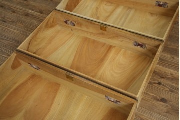 和製アンティーク　最高級!!　指物工芸家具　漆塗り　総楠(クス)材　前面玉杢　内部楠材　黒柿縁がアクセントの時代箪笥　(R-071131)