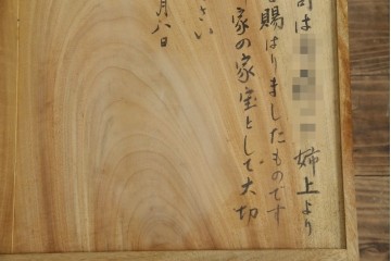 和製アンティーク　最高級!!　指物工芸家具　漆塗り　総楠(クス)材　前面玉杢　内部楠材　黒柿縁がアクセントの時代箪笥　(R-071131)