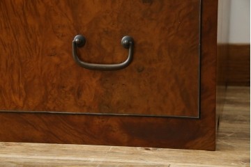 和製アンティーク　最高級!!　指物工芸家具　漆塗り　総楠(クス)材　前面玉杢　内部楠材　黒柿縁がアクセントの時代箪笥　(R-071131)