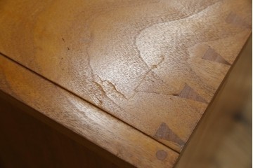 和製アンティーク　最高級!!　指物工芸家具　漆塗り　総楠(クス)材　前面玉杢　内部楠材　黒柿縁がアクセントの時代箪笥　(R-071131)