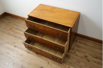 和製アンティーク　最高級!!　指物工芸家具　漆塗り　総楠(クス)材　前面玉杢　内部楠材　黒柿縁がアクセントの時代箪笥　(R-071131)