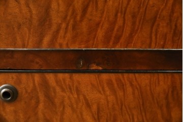 和製アンティーク　最高級!!　指物工芸家具　漆塗り　総楠(クス)材　前面玉杢　内部楠材　黒柿縁がアクセントの時代箪笥　(R-071131)