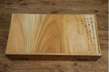 和製アンティーク　最高級!!　指物工芸家具　漆塗り　総楠(クス)材　前面玉杢　内部楠材　黒柿縁がアクセントの時代箪笥　(R-071131)