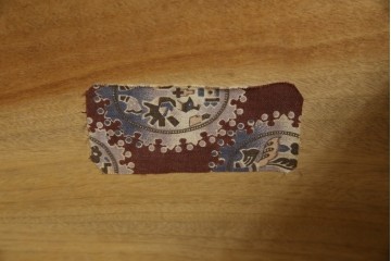 和製アンティーク　最高級!!　指物工芸家具　漆塗り　総楠(クス)材　前面玉杢　内部楠材　黒柿縁がアクセントの時代箪笥　(R-071131)