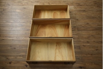 和製アンティーク　最高級!!　指物工芸家具　漆塗り　総楠(クス)材　前面玉杢　内部楠材　黒柿縁がアクセントの時代箪笥　(R-071131)