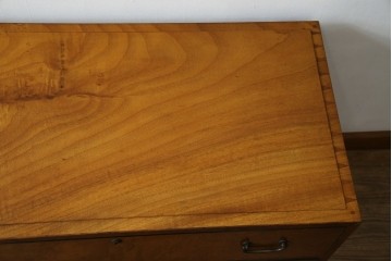 和製アンティーク　最高級!!　指物工芸家具　漆塗り　総楠(クス)材　前面玉杢　内部楠材　黒柿縁がアクセントの時代箪笥　(R-071131)