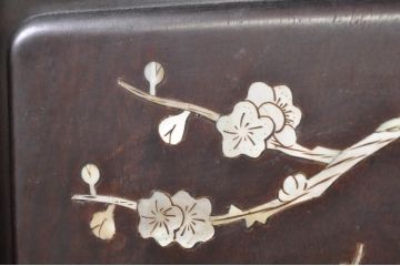 和製ビンテージ　花梨(カリン)材　螺鈿(ラデン)　象嵌入り　品のある佇まいが美しい大振りな飾り棚(茶棚、収納棚、戸棚、違い棚、唐木、ヴィンテージ)(R-071133)