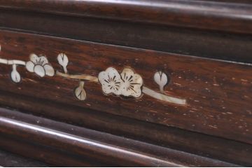 和製ビンテージ　花梨(カリン)材　螺鈿(ラデン)　象嵌入り　品のある佇まいが美しい大振りな飾り棚(茶棚、収納棚、戸棚、違い棚、唐木、ヴィンテージ)(R-071133)