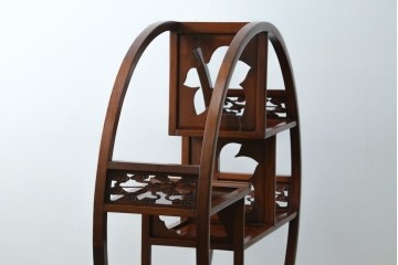 和製ビンテージ　希少デザイン　花梨(カリン)材　雲形彫刻入り　どの角度から見ても美しい丸形の飾り棚　(R-071134)