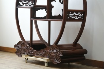 和製ビンテージ　希少デザイン　花梨(カリン)材　雲形彫刻入り　どの角度から見ても美しい丸形の飾り棚　(R-071134)