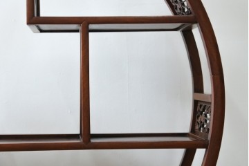 和製ビンテージ　希少デザイン　花梨(カリン)材　雲形彫刻入り　どの角度から見ても美しい丸形の飾り棚　(R-071134)