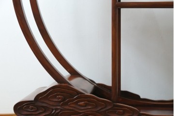 和製ビンテージ　希少デザイン　花梨(カリン)材　雲形彫刻入り　どの角度から見ても美しい丸形の飾り棚　(R-071134)