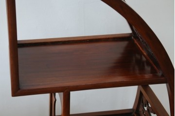 和製ビンテージ　希少デザイン　花梨(カリン)材　雲形彫刻入り　どの角度から見ても美しい丸形の飾り棚　(R-071134)