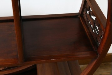 和製ビンテージ　希少デザイン　花梨(カリン)材　雲形彫刻入り　どの角度から見ても美しい丸形の飾り棚　(R-071134)