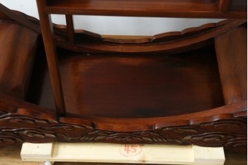 和製ビンテージ　希少デザイン　花梨(カリン)材　雲形彫刻入り　どの角度から見ても美しい丸形の飾り棚　(R-071134)
