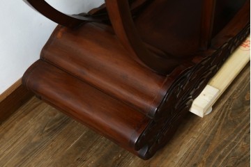 和製ビンテージ　希少デザイン　花梨(カリン)材　雲形彫刻入り　どの角度から見ても美しい丸形の飾り棚　(R-071134)