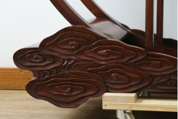 和製ビンテージ　希少デザイン　花梨(カリン)材　雲形彫刻入り　どの角度から見ても美しい丸形の飾り棚　(R-071134)