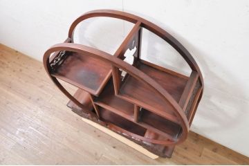 和製ビンテージ　希少デザイン　花梨(カリン)材　雲形彫刻入り　どの角度から見ても美しい丸形の飾り棚(違い棚、ヴィンテージ)(R-071134)