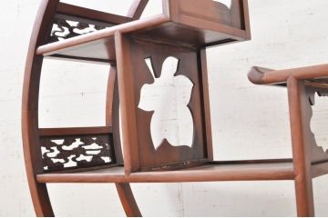 和製ビンテージ　希少デザイン　花梨(カリン)材　雲形彫刻入り　どの角度から見ても美しい丸形の飾り棚(違い棚、ヴィンテージ)(R-071134)