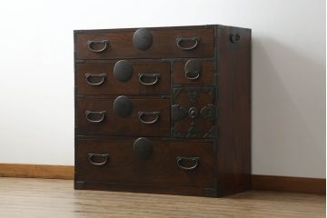 和製アンティーク　上手物!!　内部黒漆塗り　前面欅(ケヤキ)材　ぶ厚い金具の仙台箪笥(和箪笥、時代箪笥、整理箪笥、収納箪笥、引き出し)(R-071135)