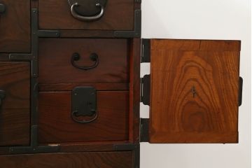 和製アンティーク　上手物!!　内部黒漆塗り　前面欅(ケヤキ)材　ぶ厚い金具の仙台箪笥(和箪笥、時代箪笥、整理箪笥、収納箪笥、引き出し)(R-071135)