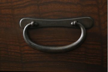 和製アンティーク　上手物!!　内部黒漆塗り　前面欅(ケヤキ)材　ぶ厚い金具の仙台箪笥(和箪笥、時代箪笥、整理箪笥、収納箪笥、引き出し)(R-071135)