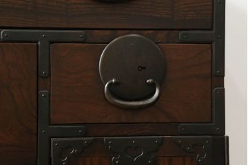 和製アンティーク　上手物!!　内部黒漆塗り　前面欅(ケヤキ)材　ぶ厚い金具の仙台箪笥(和箪笥、時代箪笥、整理箪笥、収納箪笥、引き出し)(R-071135)