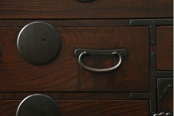 和製アンティーク　上手物!!　内部黒漆塗り　前面欅(ケヤキ)材　ぶ厚い金具の仙台箪笥(和箪笥、時代箪笥、整理箪笥、収納箪笥、引き出し)(R-071135)