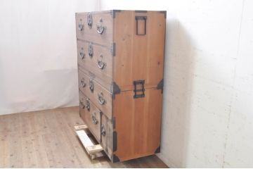和製アンティーク　前面桐材　立派な金具が目を惹く二段重ね二本松箪笥(重ね箪笥、収納タンス、衣装箪笥、和たんす、時代箪笥、引き出し)(R-071141)