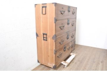 和製アンティーク　前面桐材　立派な金具が目を惹く二段重ね二本松箪笥(重ね箪笥、収納タンス、衣装箪笥、和たんす、時代箪笥、引き出し)(R-071141)