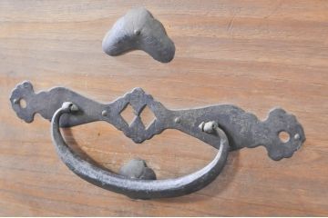 和製アンティーク　前面桐材　立派な金具が目を惹く二段重ね二本松箪笥(重ね箪笥、収納タンス、衣装箪笥、和たんす、時代箪笥、引き出し)(R-071141)
