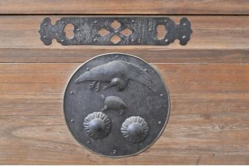 和製アンティーク　前面桐材　立派な金具が目を惹く二段重ね二本松箪笥(重ね箪笥、収納タンス、衣装箪笥、和たんす、時代箪笥、引き出し)(R-071141)