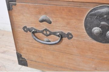 和製アンティーク　前面桐材　立派な金具が目を惹く二段重ね二本松箪笥(重ね箪笥、収納タンス、衣装箪笥、和たんす、時代箪笥、引き出し)(R-071141)