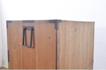 和製アンティーク　前面桐材　立派な金具が目を惹く二段重ね二本松箪笥(重ね箪笥、収納タンス、衣装箪笥、和たんす、時代箪笥、引き出し)(R-071141)
