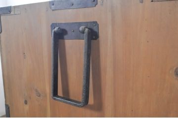 和製アンティーク　前面桐材　立派な金具が目を惹く二段重ね二本松箪笥(重ね箪笥、収納タンス、衣装箪笥、和たんす、時代箪笥、引き出し)(R-071141)