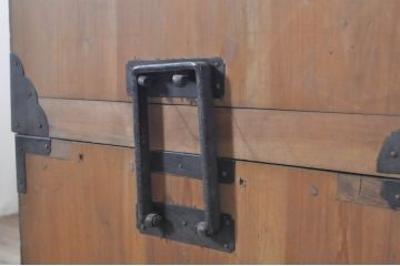 和製アンティーク　前面桐材　立派な金具が目を惹く二段重ね二本松箪笥(重ね箪笥、収納タンス、衣装箪笥、和たんす、時代箪笥、引き出し)(R-071141)
