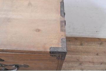 和製アンティーク　前面桐材　立派な金具が目を惹く二本松箪笥ローチェスト(テレビ台、収納タンス、衣装箪笥、和たんす、時代箪笥、引き出し)(R-071142)