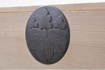 和製アンティーク　特注!!　上手物!!　桐紋金具　上品な佇まいと金具の立派な総桐二本松箪笥ローチェスト(テレビ台、ローボード、収納箪笥、和タンス、総桐たんす、総桐箪笥、時代箪笥、引き出し)(R-071164)